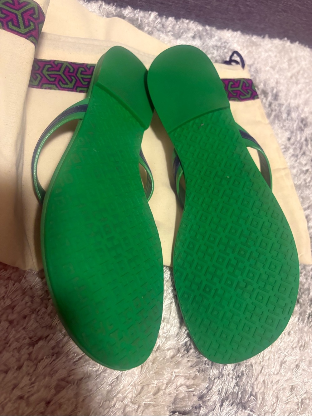 Tory Burch Green Leather Thong Sandals with Navy Straps and Gold Logo - Picture 2 of 4